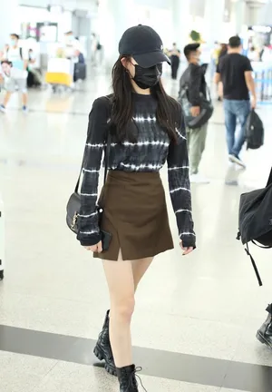 李子璇扎染上衣搭短裙秀美腿时髦又美丽机场照图片_3