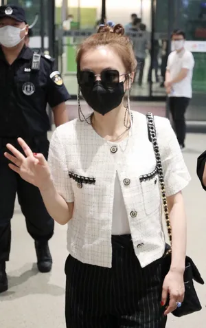 吴昕丸子头白色外套条纹裤时尚魅力机场照图片_2
