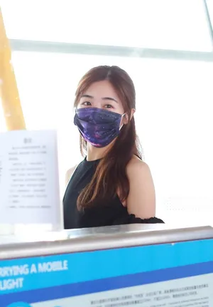 张含韵露肩短裙笑眼弯弯甜美迷人机场照图片_2
