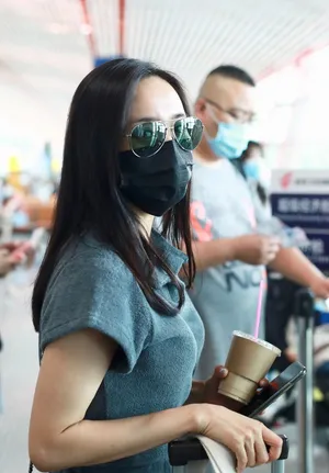 王智深灰套装干练成熟不失娇俏甜美机场照图片_2