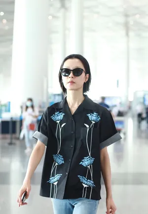 杜鹃印花上衣造型时髦复古帅气机场照图片