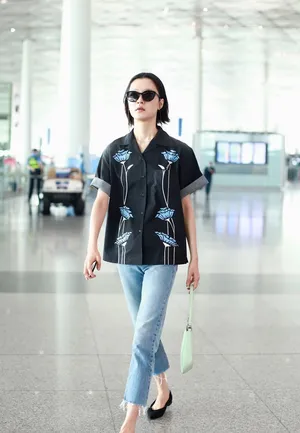 杜鹃印花上衣造型时髦复古帅气机场照图片_2