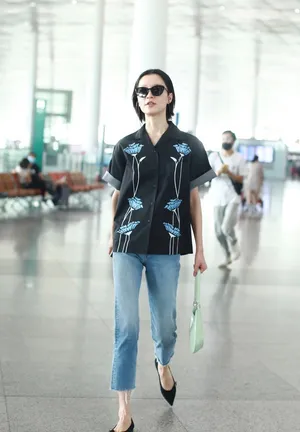 杜鹃印花上衣造型时髦复古帅气机场照图片_3