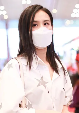 黄圣依星星衬衫热裤秀美腿完美好身材机场照图片_3