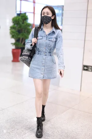 刘芸黑色铆钉口罩街拍图片_2