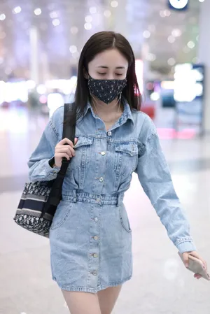 刘芸黑色铆钉口罩街拍图片_3
