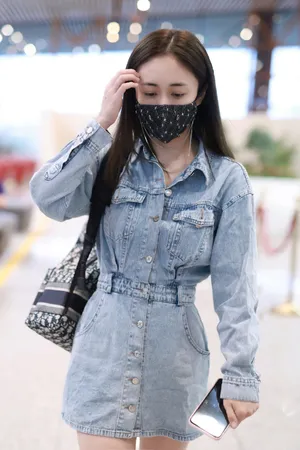 刘芸黑色铆钉口罩街拍图片_5