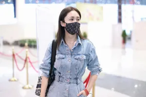 刘芸黑色铆钉口罩街拍图片_7