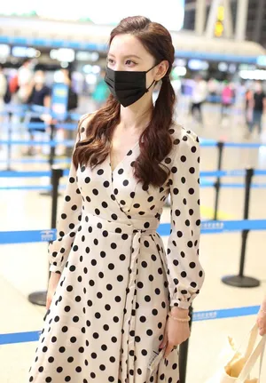 张萌波点连衣裙双马尾青春活力造型机场照图片