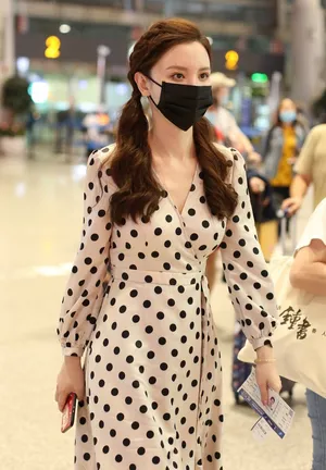 张萌波点连衣裙双马尾青春活力造型机场照图片_3