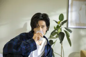 井柏然儒雅文艺帅气写真图片