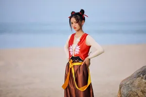 杨超越俏皮哪吒造型海边写真图片