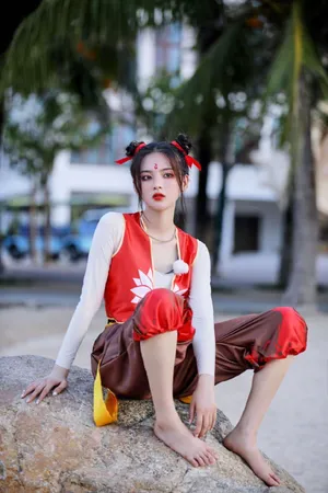 杨超越俏皮哪吒造型海边写真图片_1
