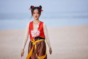 杨超越俏皮哪吒造型海边写真图片_2