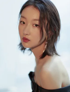 周冬雨复古礼裙秀天鹅颈美艳动人写真图片_4
