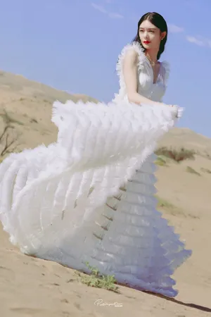 傅菁沙漠白色蛋糕裙秀天鹅颈锁骨迷人写真图片_2