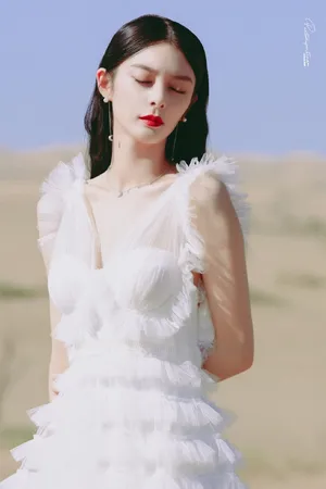 傅菁沙漠白色蛋糕裙秀天鹅颈锁骨迷人写真图片_3