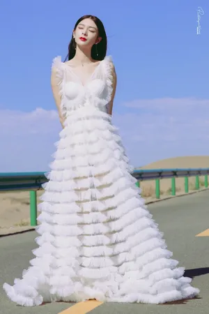 傅菁沙漠白色蛋糕裙秀天鹅颈锁骨迷人写真图片_4