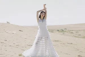 傅菁沙漠白色蛋糕裙秀天鹅颈锁骨迷人写真图片_9