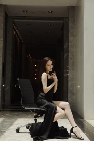 迪丽热巴黑裙性感写真图片