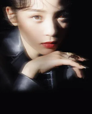 欧阳娜娜帅气黑色皮衣精致侧脸红唇撩人写真图片