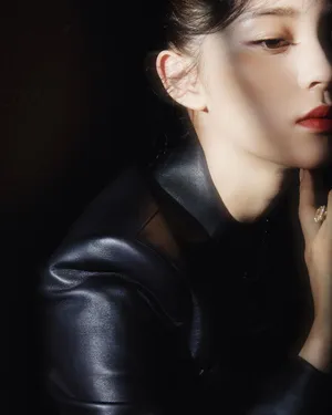 欧阳娜娜帅气黑色皮衣精致侧脸红唇撩人写真图片_2