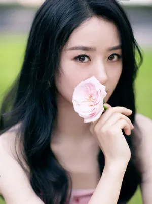 赵丽颖粉色波点抹胸裙性感甜美写真图片_2