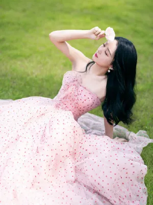 赵丽颖粉色波点抹胸裙性感甜美写真图片_4