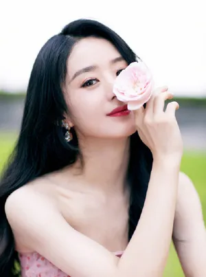 赵丽颖粉色波点抹胸裙性感甜美写真图片_5