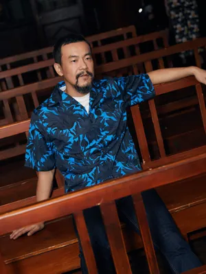廖凡蓝色印花衬衫帅气活动照图片第1张