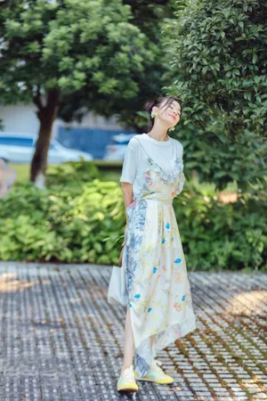袁姗姗印花裙小清新写真图片