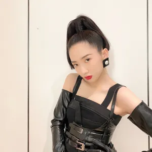 孟美岐皮衣红唇酷美写真花絮图片_3