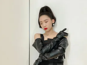 孟美岐皮衣红唇酷美写真花絮图片_4