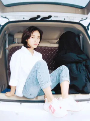 沈月白衬衫牛仔裤校园风清新少女感十足美照图片
