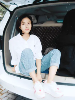 沈月白衬衫牛仔裤校园风清新少女感十足美照图片