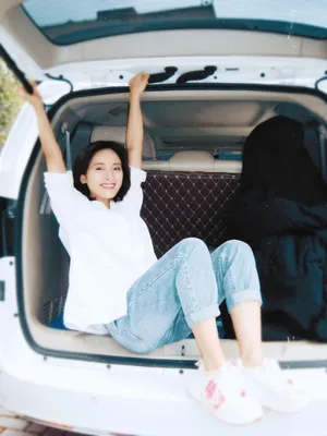 沈月白衬衫牛仔裤校园风清新少女感十足美照图片_2