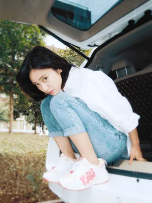 沈月白衬衫牛仔裤校园风清新少女感十足美照图片_3