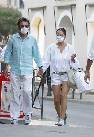 巩俐宽松衬衫热裤与老公恩爱挽手街拍图片_1
