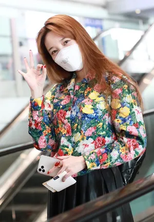 金莎繁花衬衫百褶裙复古时髦挥手可爱机场照图片_1