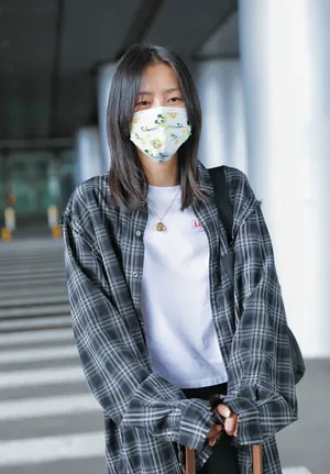 刘雯格子衫造型简约时髦女人味十足机场照图片_1
