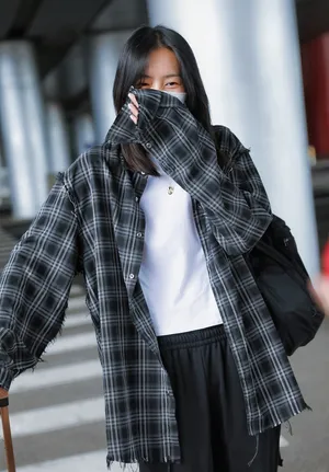 刘雯格子衫造型简约时髦女人味十足机场照图片_1