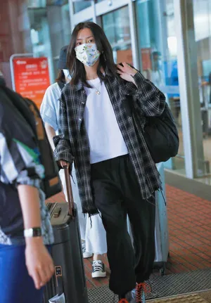 刘雯格子衫造型简约时髦女人味十足机场照图片_2