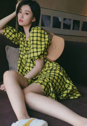 乔欣格纹裙性感甜美写真图片_1