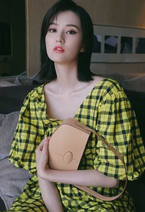 乔欣格纹裙性感甜美写真图片