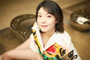 齐溪印花衫性感养眼写真图片