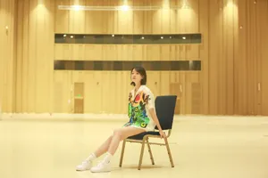 齐溪印花衫性感养眼写真图片_3