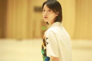 齐溪印花衫性感养眼写真图片_4