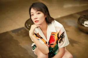 齐溪印花衫性感养眼写真图片_5