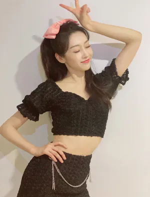 宣璐蝴蝶结露腰私服照图片_2