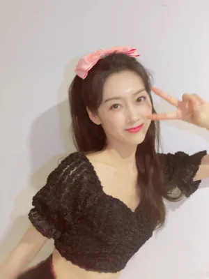 宣璐蝴蝶结露腰私服照图片_5